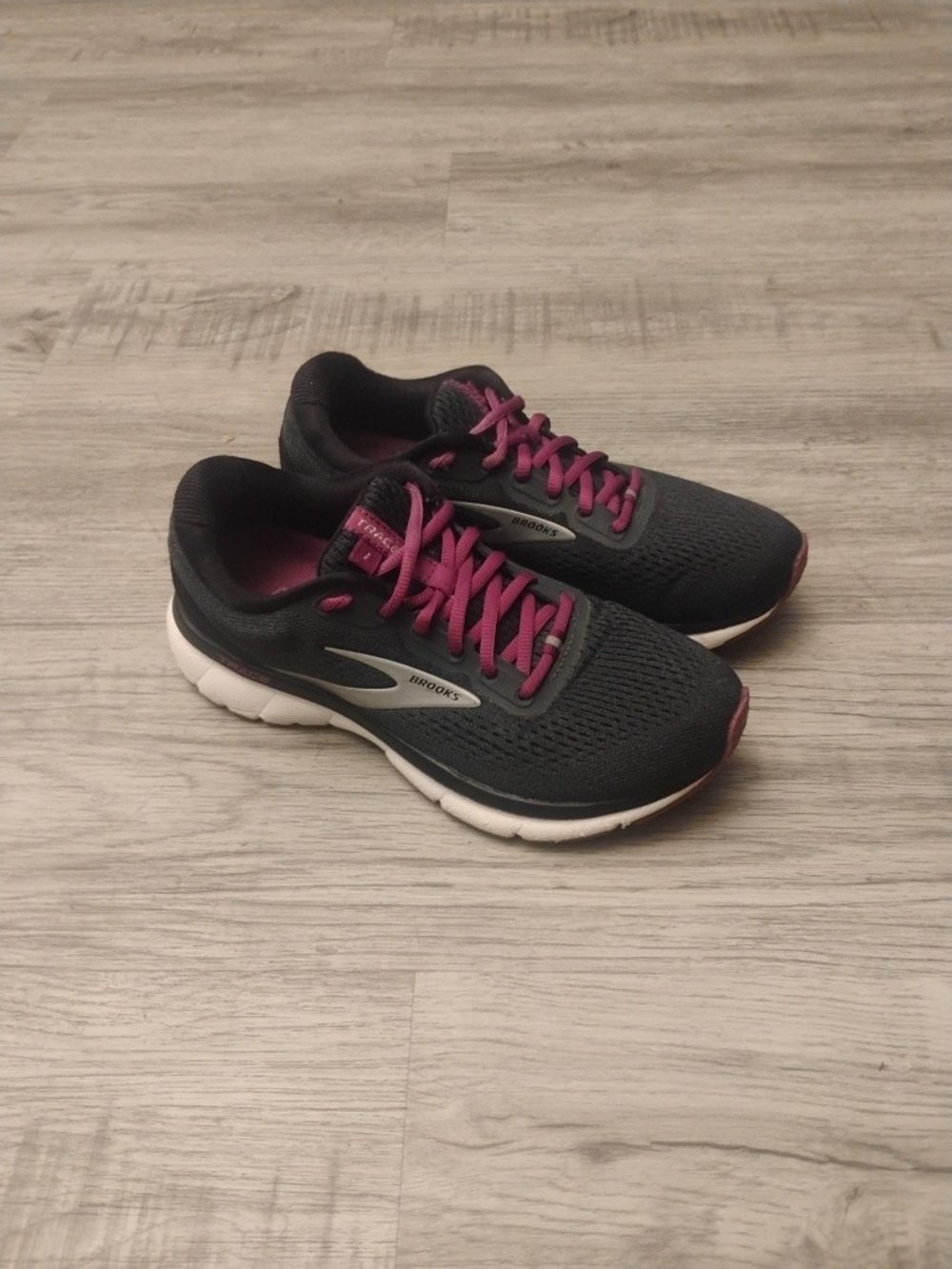 Brooks Trace 1 Women's Black Running Shoes with Pink Accents Size 8.5